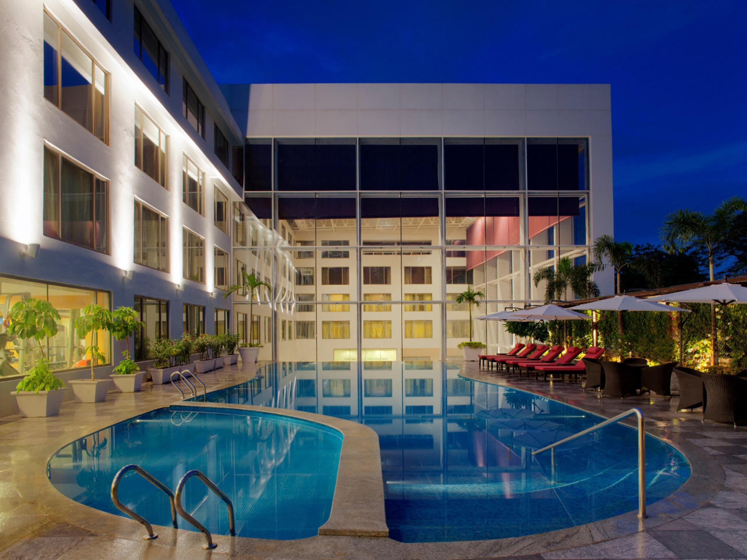 Radisson Blu Plaza Hotel Hyderabad Banjara Hills Экстерьер фото The swimming pool at the hotel