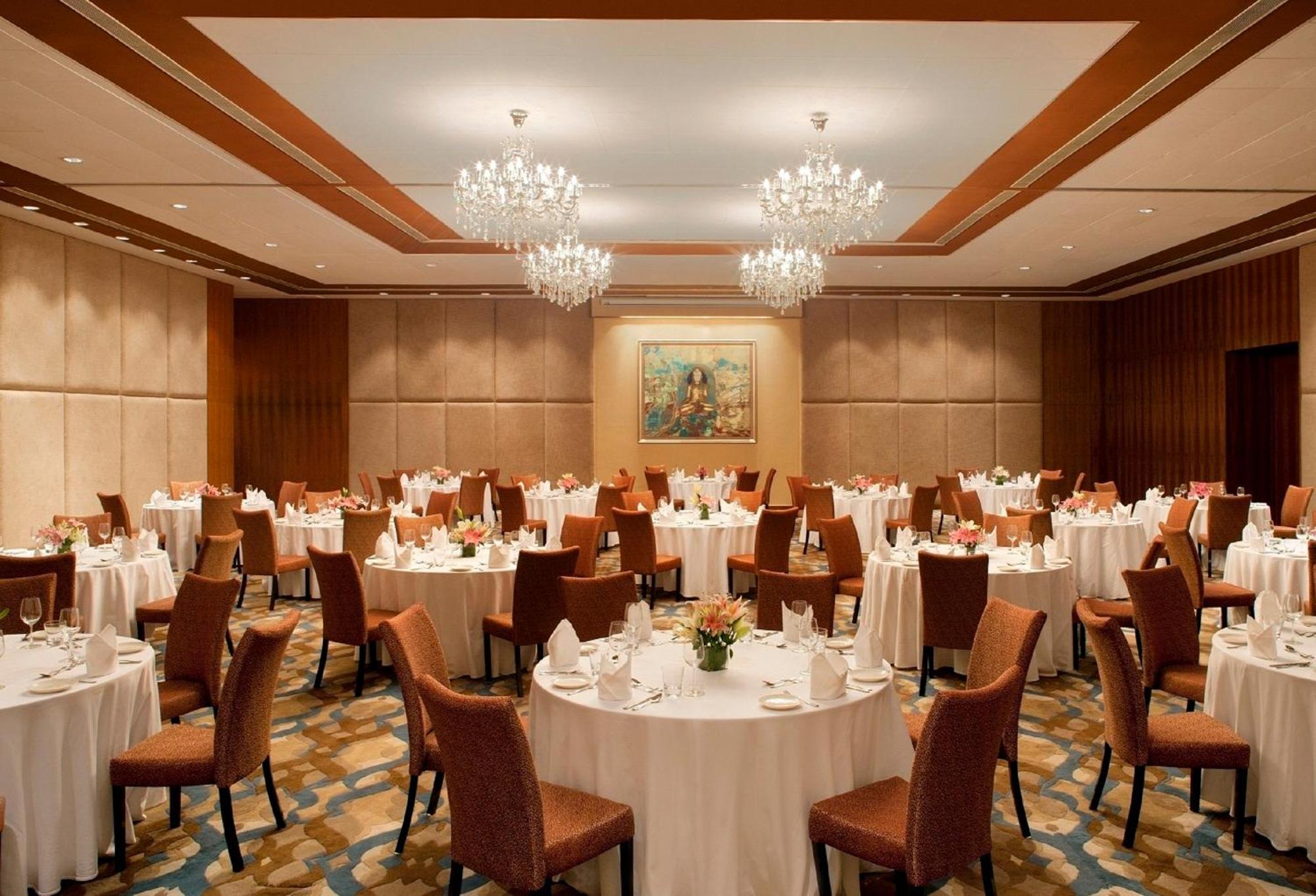 Radisson Blu Plaza Hotel Hyderabad Banjara Hills Ресторан фото The ballroom