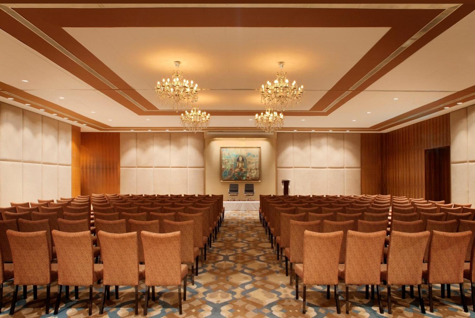 Radisson Blu Plaza Hotel Hyderabad Banjara Hills Бизнес фото The ballroom at the hotel
