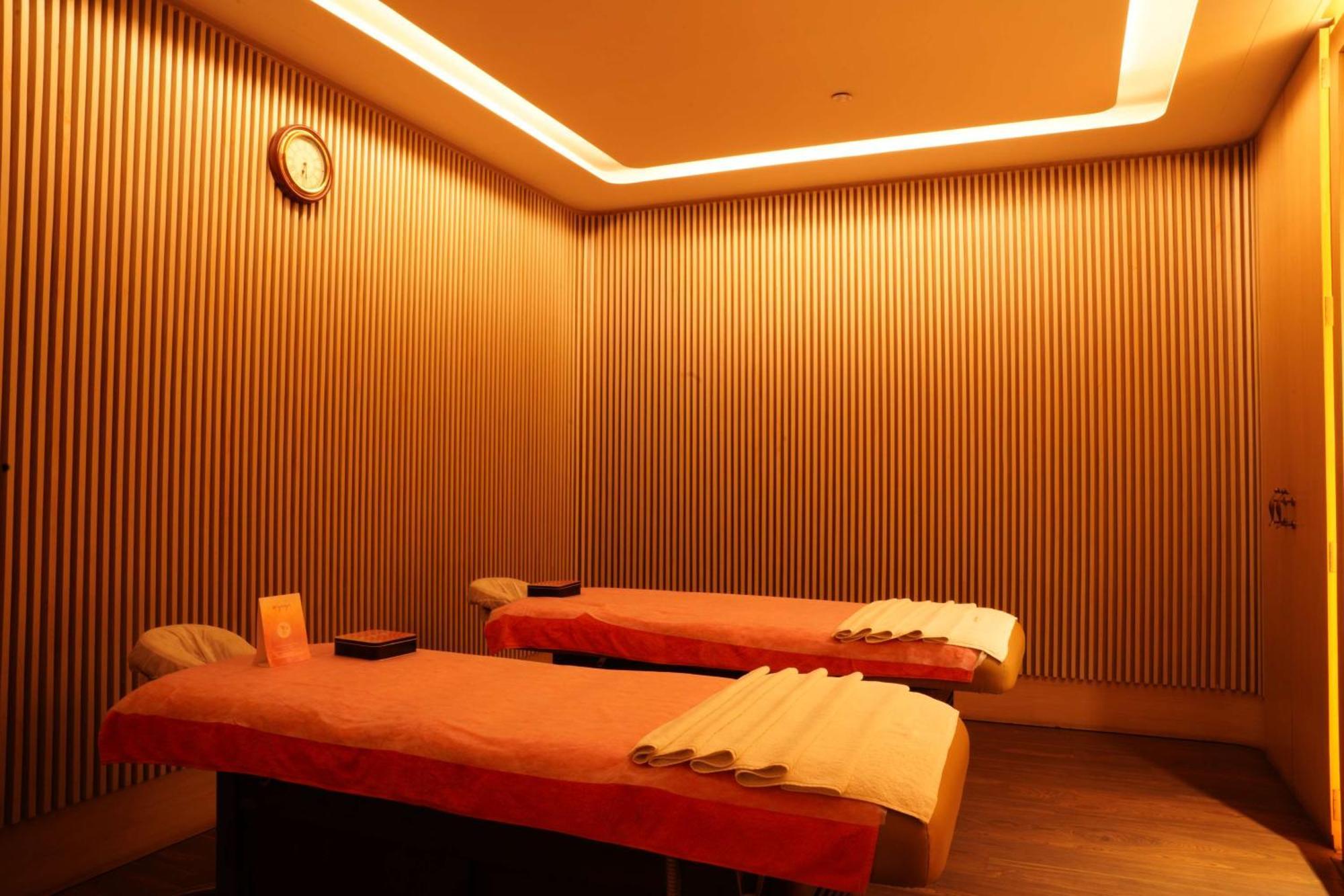 Radisson Blu Plaza Hotel Hyderabad Banjara Hills Экстерьер фото A massage room at a spa